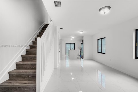 Touwnhouse à vendre à Miami, Floride: 3 chambres, 111.48 m2 № 1941665 - photo 2