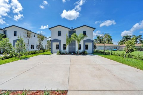 Touwnhouse à vendre à Miami, Floride: 3 chambres, 111.48 m2 № 1941665 - photo 1