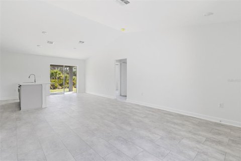 House in Port Charlotte, Florida 3 bedrooms, 112.23 sq.m. № 2155880 - photo 8