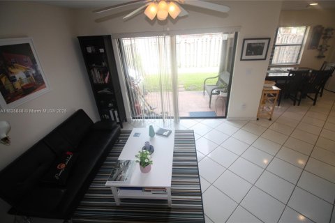 Adosado en venta en Miami, Florida, 3 dormitorios, 175.59 m2 № 1818561 - foto 11