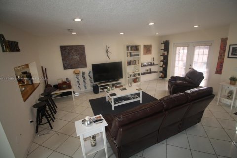 Adosado en venta en Miami, Florida, 3 dormitorios, 175.59 m2 № 1818561 - foto 12