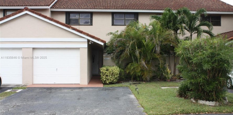 Adosado en Miami, Florida 3 dormitorios, 175.59 m2 № 1818561