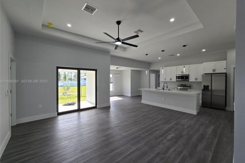 House in Lehigh Acres, Florida 4 bedrooms, 162.49 sq.m. № 1994314 - photo 6