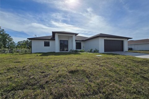 House in Lehigh Acres, Florida 4 bedrooms, 162.49 sq.m. № 1994314 - photo 3