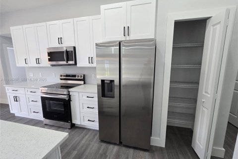 House in Lehigh Acres, Florida 4 bedrooms, 162.49 sq.m. № 1994314 - photo 13