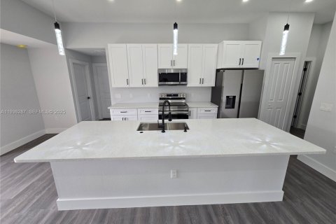 House in Lehigh Acres, Florida 4 bedrooms, 162.49 sq.m. № 1994314 - photo 9