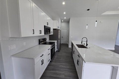 House in Lehigh Acres, Florida 4 bedrooms, 162.49 sq.m. № 1994314 - photo 14