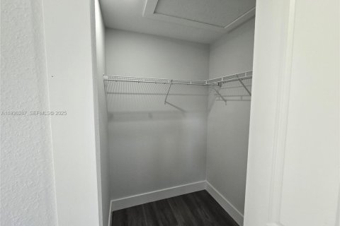 House in Lehigh Acres, Florida 4 bedrooms, 162.49 sq.m. № 1994314 - photo 20