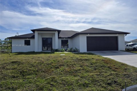 House in Lehigh Acres, Florida 4 bedrooms, 162.49 sq.m. № 1994314 - photo 1