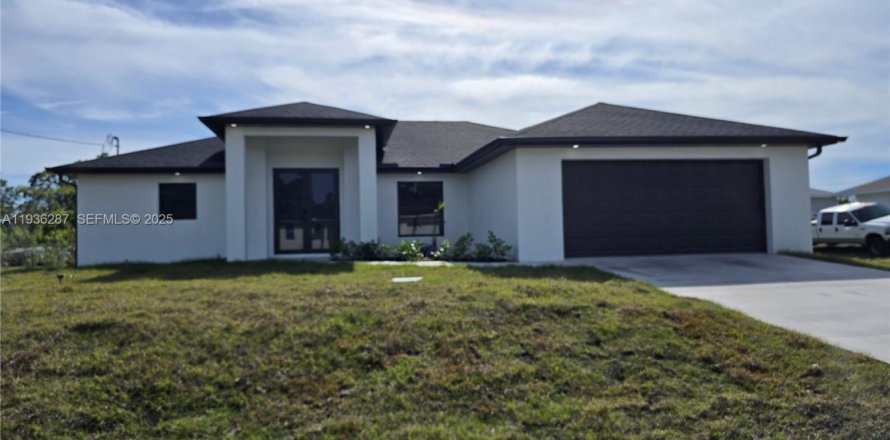 House in Lehigh Acres, Florida 4 bedrooms, 162.49 sq.m. № 1994314