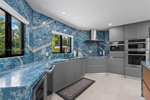 House in Miami Beach, Florida 4 bedrooms, 341.23 sq.m. № 1971189 - photo 28