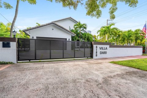 House in Miami Beach, Florida 4 bedrooms, 341.23 sq.m. № 1971189 - photo 3