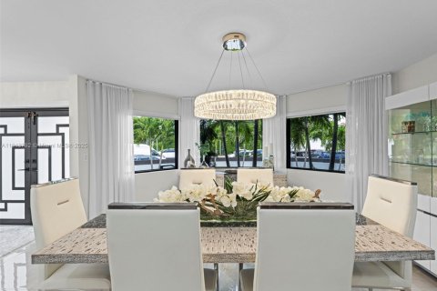 House in Miami Beach, Florida 4 bedrooms, 341.23 sq.m. № 1971189 - photo 18