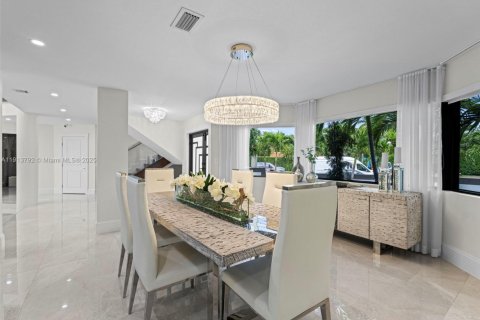 House in Miami Beach, Florida 4 bedrooms, 341.23 sq.m. № 1971189 - photo 17