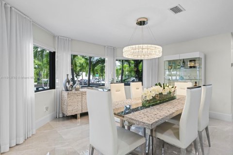 House in Miami Beach, Florida 4 bedrooms, 341.23 sq.m. № 1971189 - photo 16