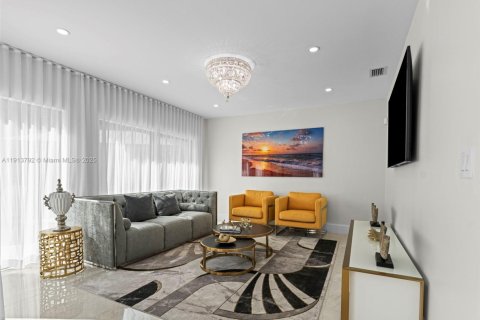 House in Miami Beach, Florida 4 bedrooms, 341.23 sq.m. № 1971189 - photo 8