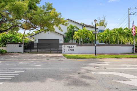 House in Miami Beach, Florida 4 bedrooms, 341.23 sq.m. № 1971189 - photo 4