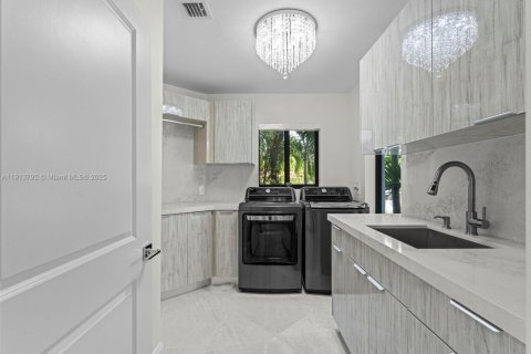 House in Miami Beach, Florida 4 bedrooms, 341.23 sq.m. № 1971189 - photo 24