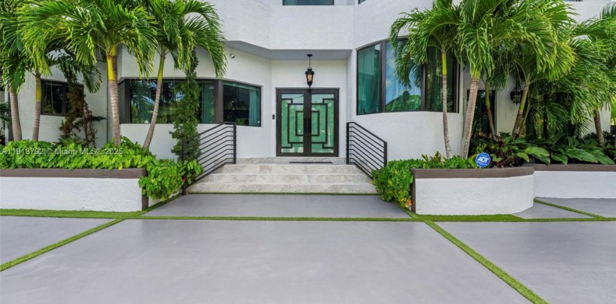 House in Miami Beach, Florida 4 bedrooms, 341.23 sq.m. № 1971189