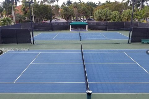 House in Doral, Florida 3 bedrooms, 145.95 sq.m. № 2023375 - photo 26