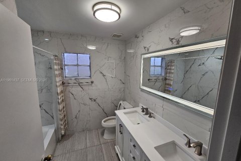 House in Doral, Florida 3 bedrooms, 145.95 sq.m. № 2023375 - photo 11