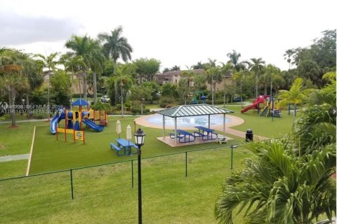 House in Doral, Florida 3 bedrooms, 145.95 sq.m. № 2023375 - photo 24