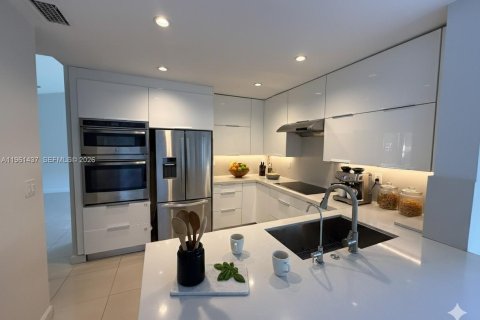 House in Doral, Florida 3 bedrooms, 145.95 sq.m. № 2023375 - photo 5