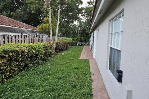 House in Doral, Florida 3 bedrooms, 145.95 sq.m. № 2023375 - photo 15