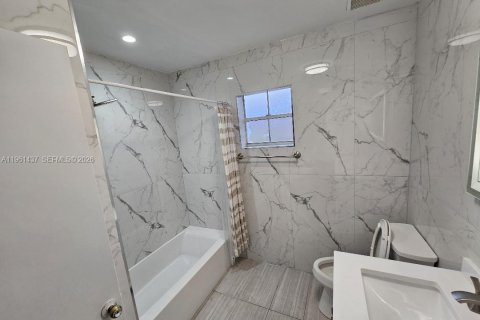 House in Doral, Florida 3 bedrooms, 145.95 sq.m. № 2023375 - photo 12