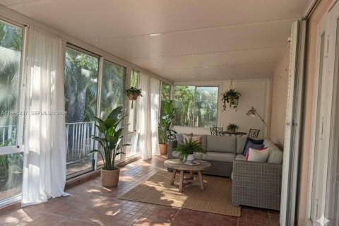 House in Doral, Florida 3 bedrooms, 145.95 sq.m. № 2023375 - photo 13