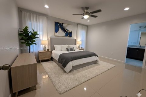 House in Doral, Florida 3 bedrooms, 145.95 sq.m. № 2023375 - photo 8