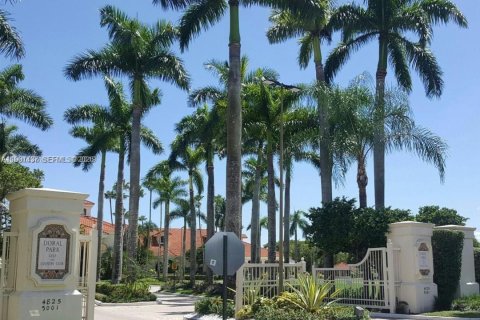 House in Doral, Florida 3 bedrooms, 145.95 sq.m. № 2023375 - photo 19