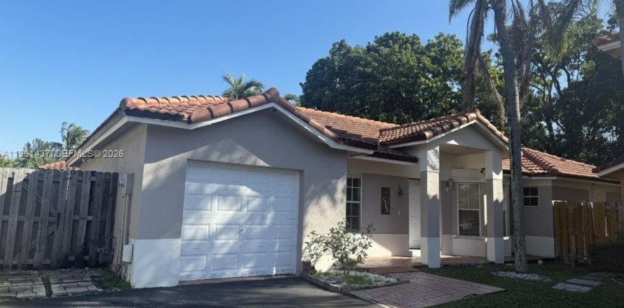 House in Doral, Florida 3 bedrooms, 145.95 sq.m. № 2023375