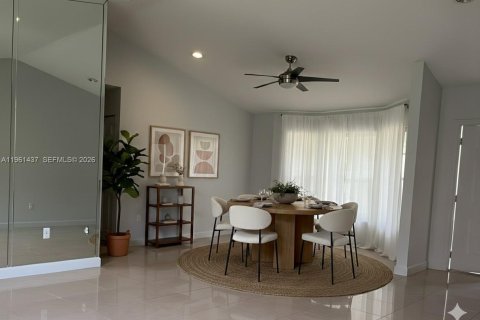 House in Doral, Florida 3 bedrooms, 145.95 sq.m. № 2023375 - photo 4