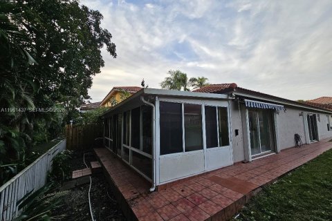 House in Doral, Florida 3 bedrooms, 145.95 sq.m. № 2023375 - photo 16
