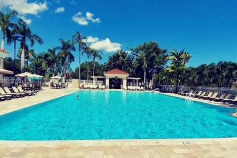 House in Doral, Florida 3 bedrooms, 145.95 sq.m. № 2023375 - photo 23