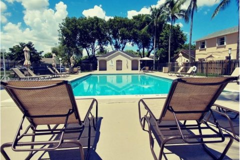 House in Doral, Florida 3 bedrooms, 145.95 sq.m. № 2023375 - photo 18