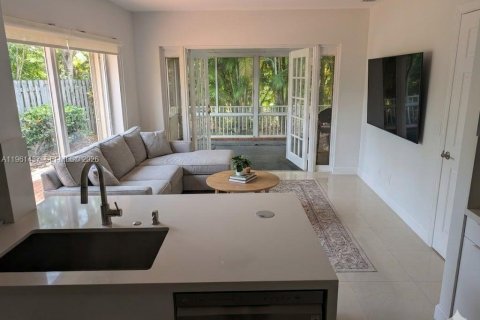 House in Doral, Florida 3 bedrooms, 145.95 sq.m. № 2023375 - photo 6
