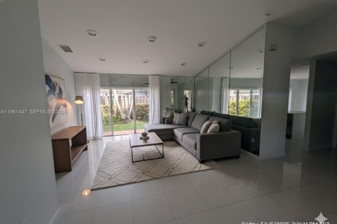 House in Doral, Florida 3 bedrooms, 145.95 sq.m. № 2023375 - photo 3