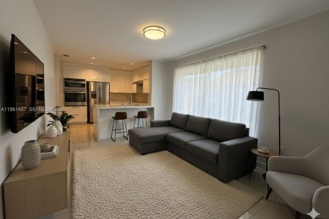 House in Doral, Florida 3 bedrooms, 145.95 sq.m. № 2023375 - photo 7