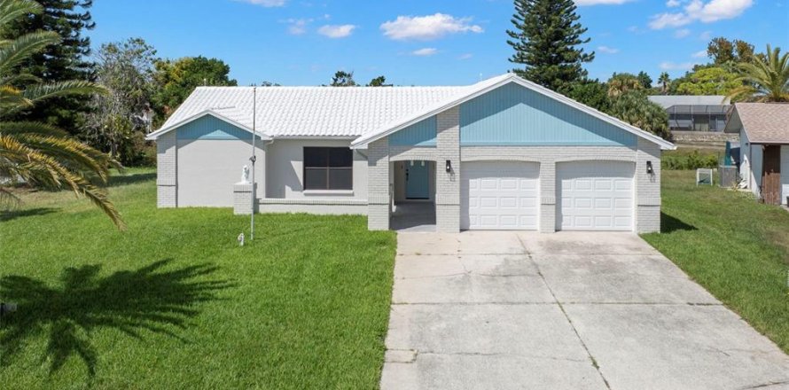 Casa en Port Richey, Florida 3 dormitorios, 153.75 m2 № 2096806