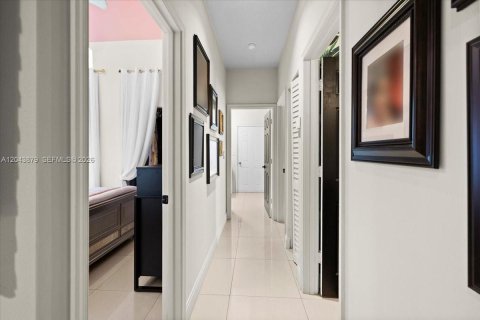 House in Miramar, Florida 3 bedrooms, 185.43 sq.m. № 2176456 - photo 19