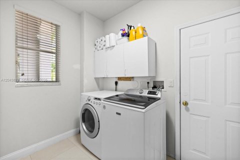 House in Miramar, Florida 3 bedrooms, 185.43 sq.m. № 2176456 - photo 22
