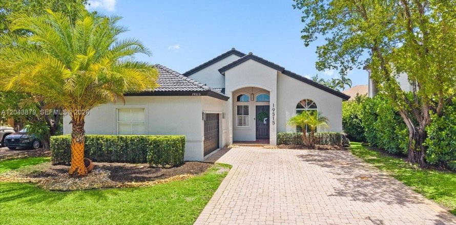 House in Miramar, Florida 3 bedrooms, 185.43 sq.m. № 2176456