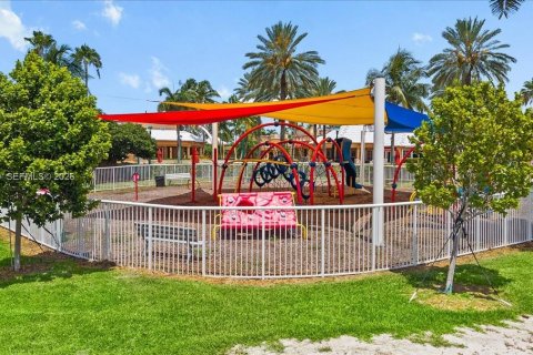 House in Miramar, Florida 3 bedrooms, 185.43 sq.m. № 2176456 - photo 29