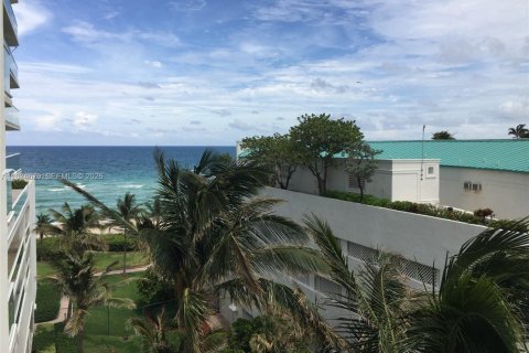 Condo in Sunny Isles Beach, Florida, 3 bedrooms № 2088148 - photo 14