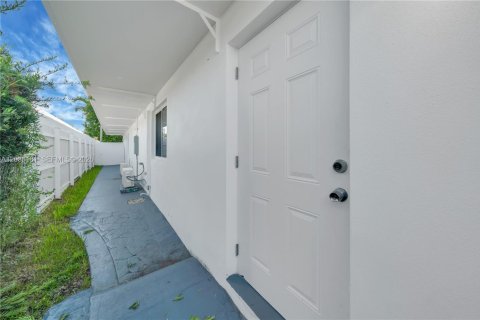 Commercial property in Miami, Florida 2 bedrooms, 155.33 sq.m. № 2086964