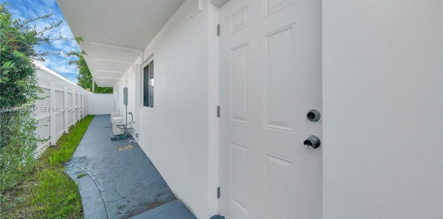 Commercial property in Miami, Florida 2 bedrooms, 155.33 sq.m. № 2086964