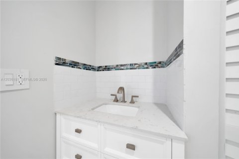 Commercial property in Miami, Florida 2 bedrooms, 155.33 sq.m. № 2086964 - photo 7