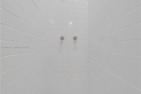Commercial property in Miami, Florida 2 bedrooms, 155.33 sq.m. № 2086964 - photo 9